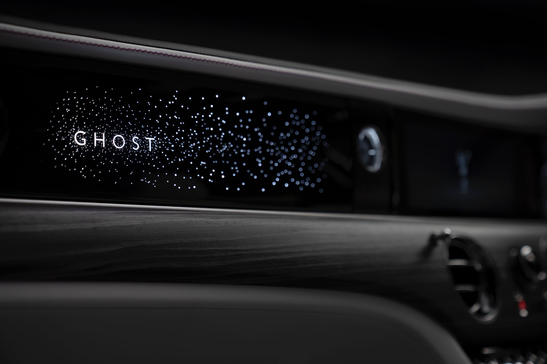 Painel iluminado do Rolls-Royce Ghost 2021 
