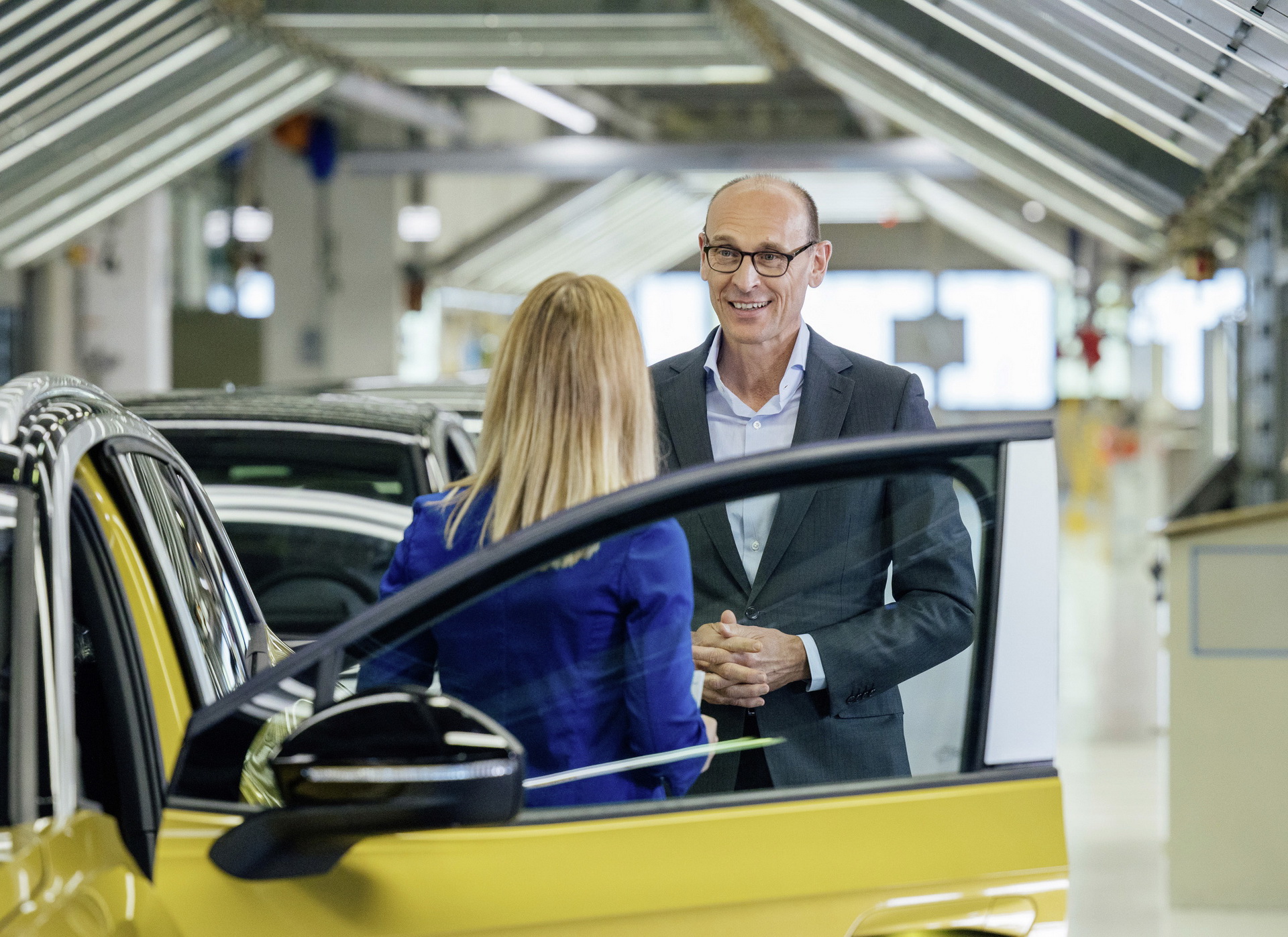 Ralf Brandstätter, CEO da Volkswagen, ao pé da primeira unidade produzida do ID.4