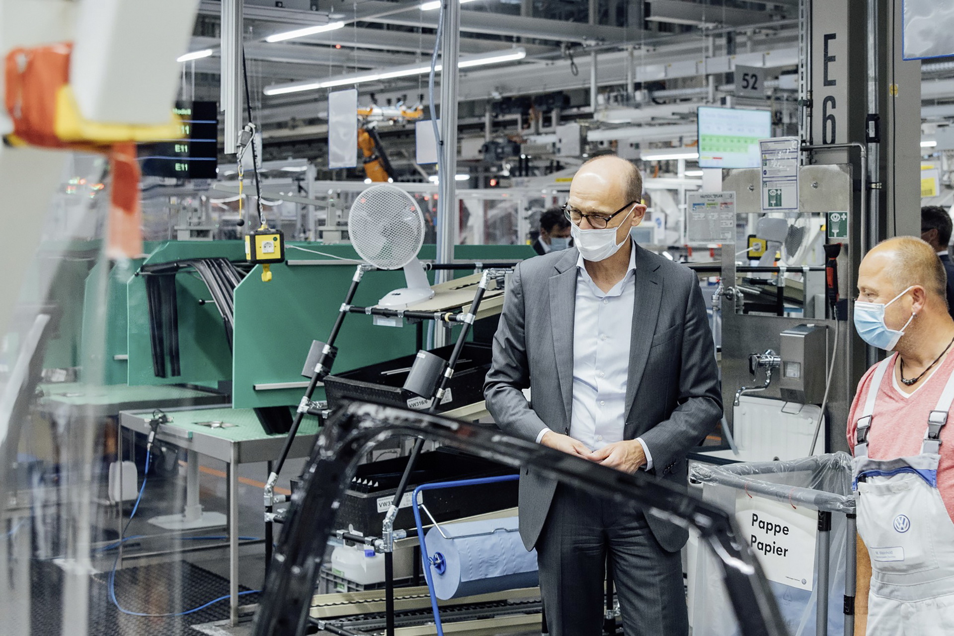 Ralf Brandstätter, CEO da Volkswagen, na linha de produção do ID.4