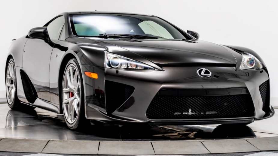 Único no mundo, este Lexus LFA com apenas 816 km está à venda