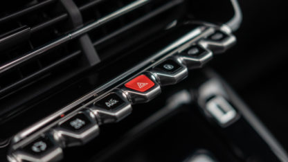 consola de botões do Peugeot 2008 onde está o dos "quatro piscas"