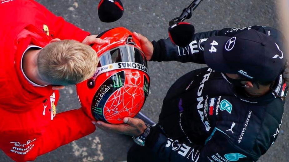 Mick Schumacher entrega capacete de Michael Schumacher a Lewis Hamilton