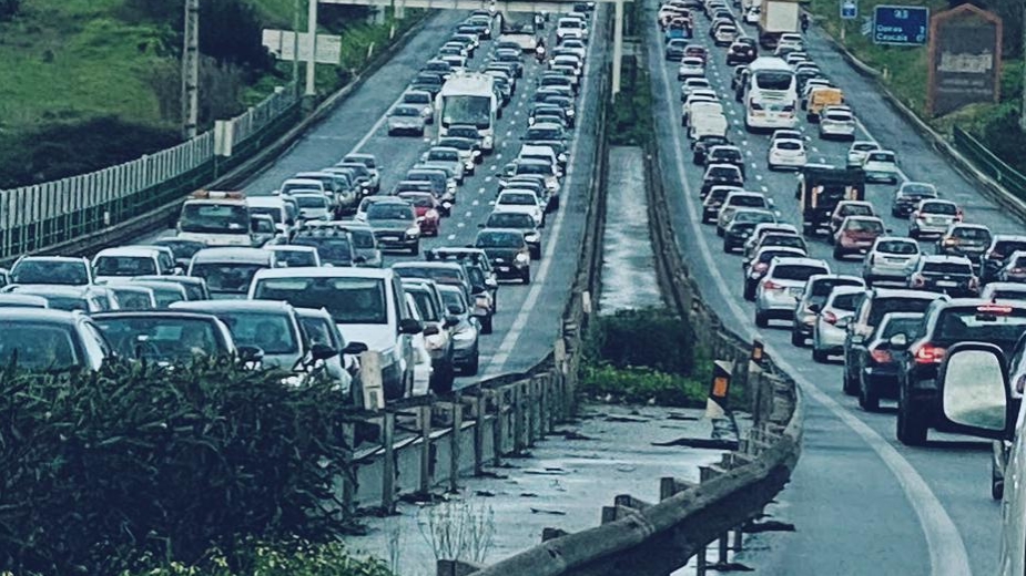 auto estrada com filas de transito