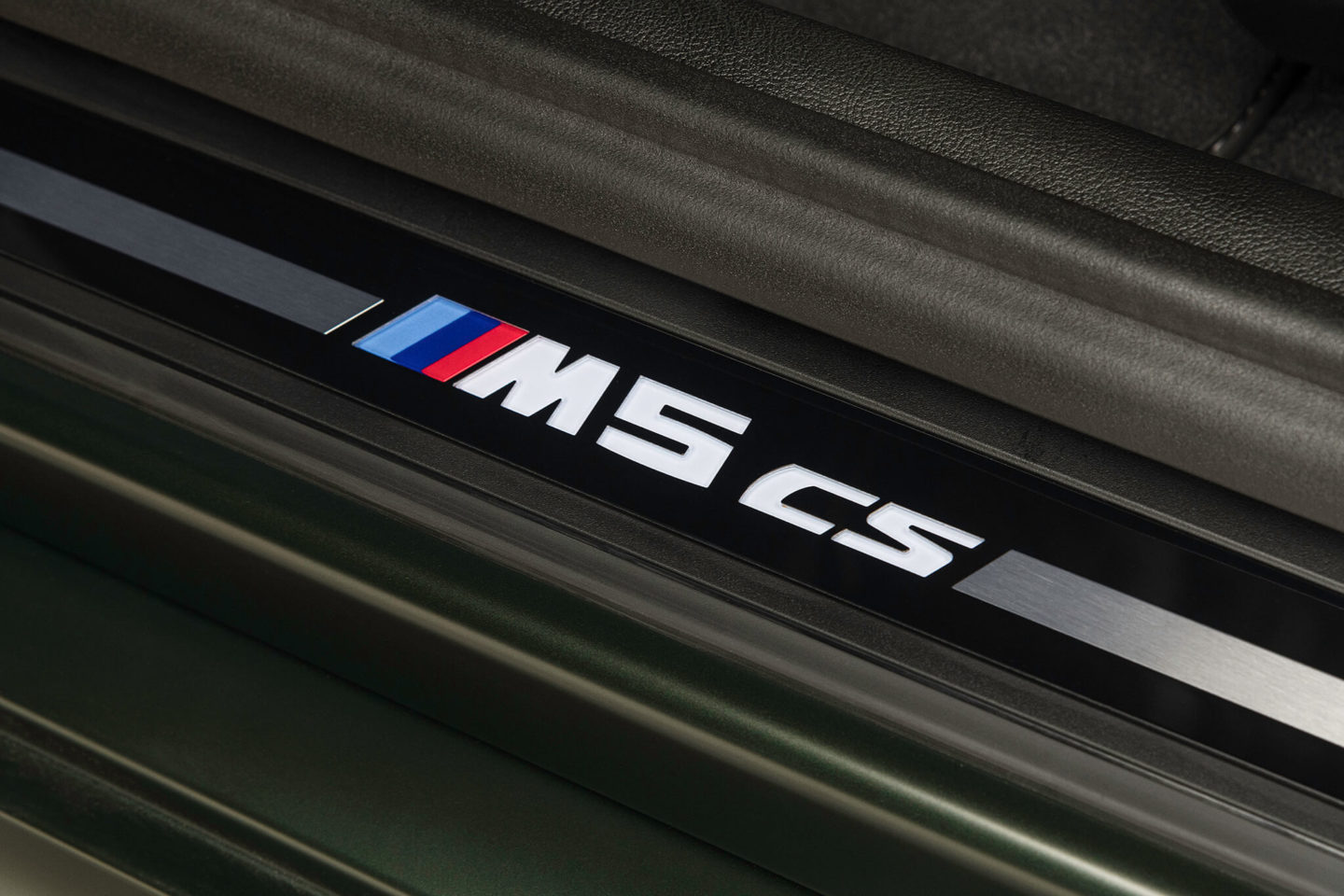 Soleira da porta com emblema M5 CS