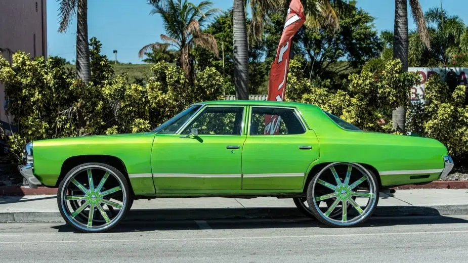 Carro com rodas grandes
