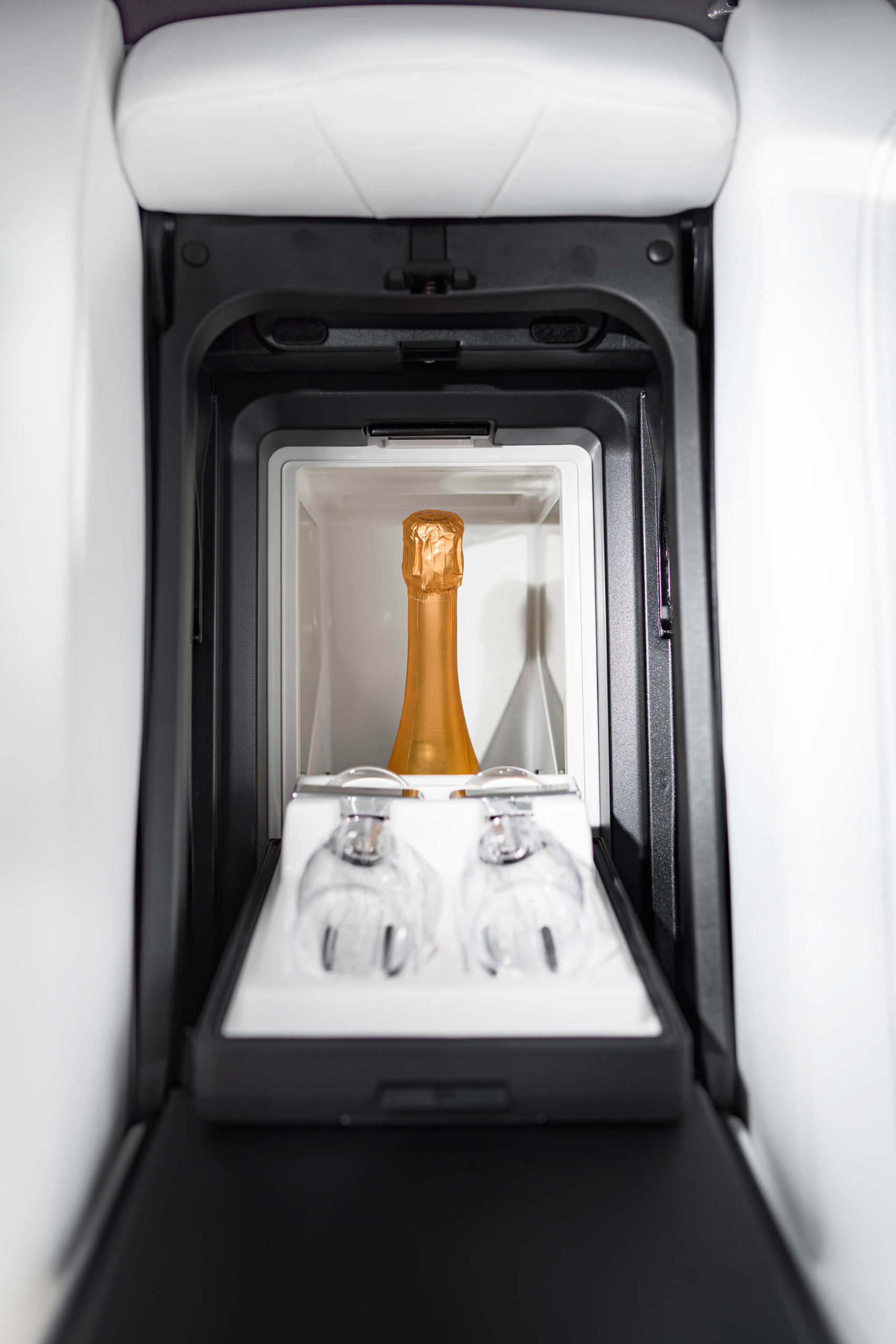 Mini-frigorífico com copos e champanhe