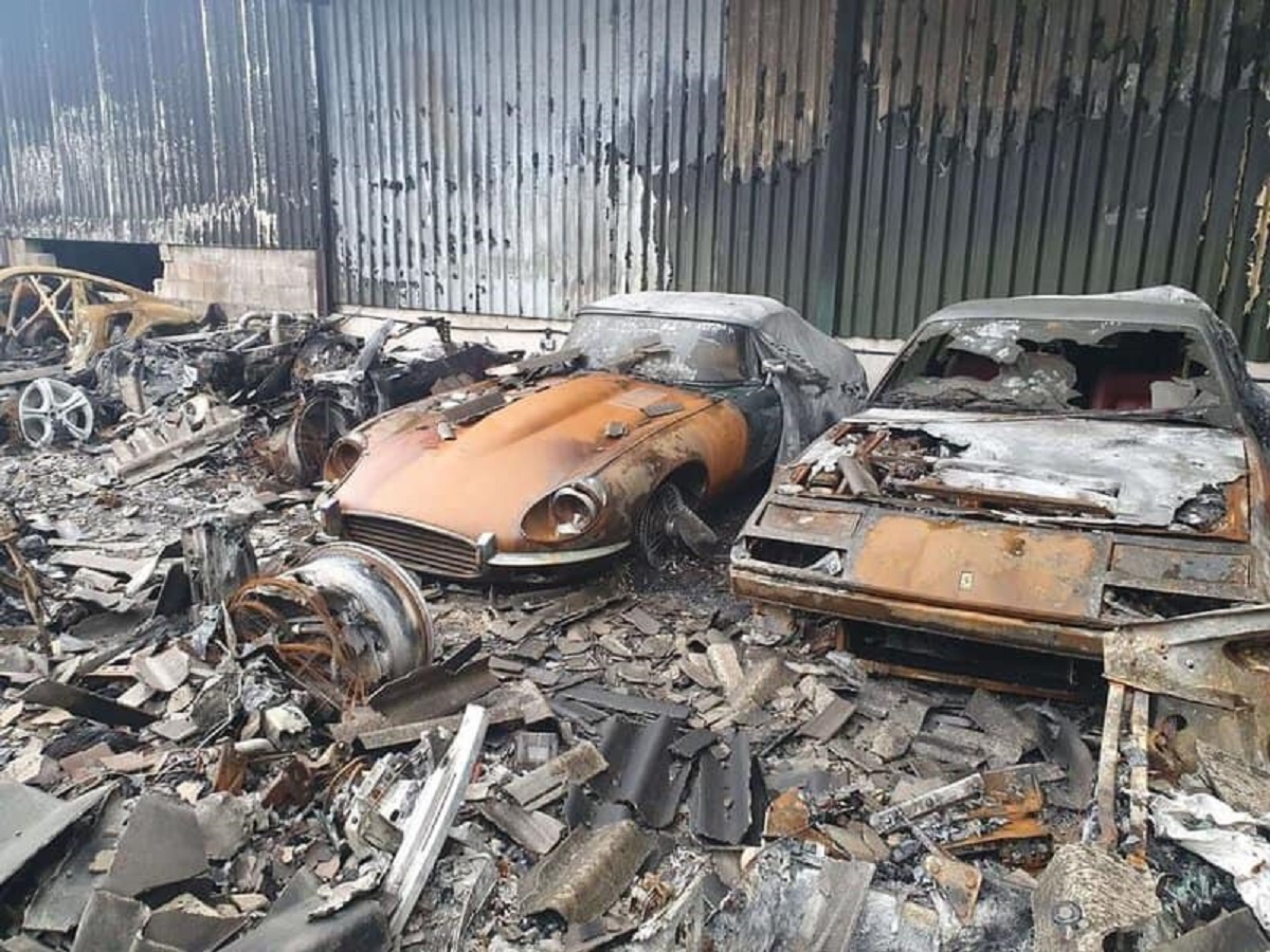 Carros destruídos