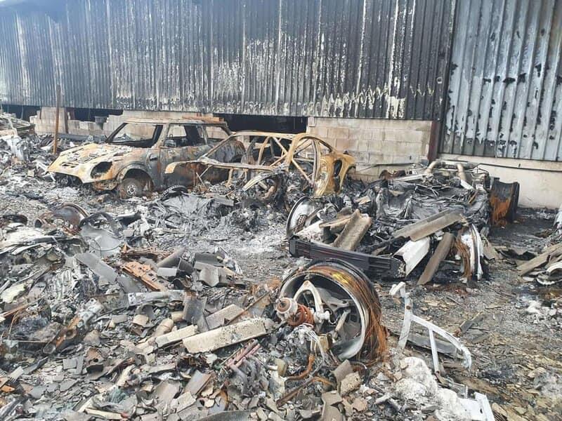 Carros destruídos