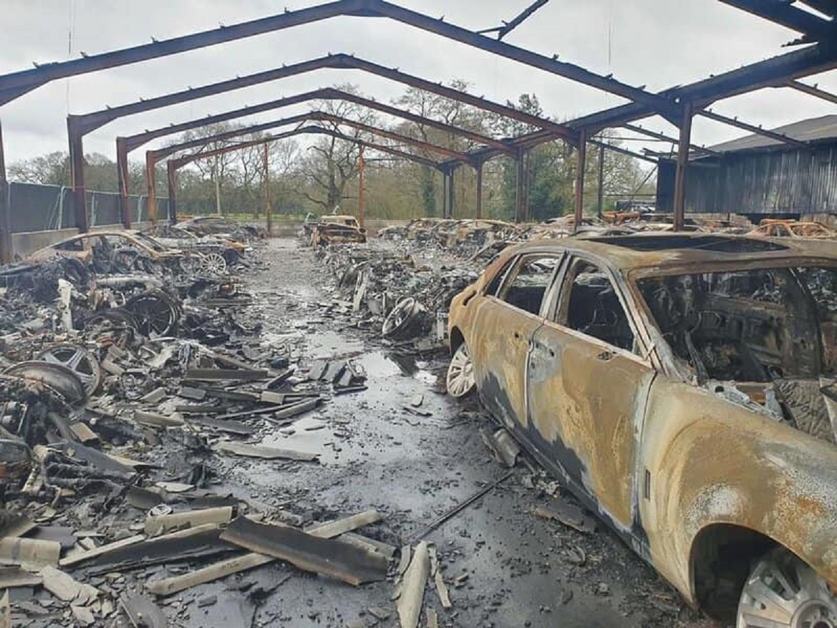 Carros destruídos