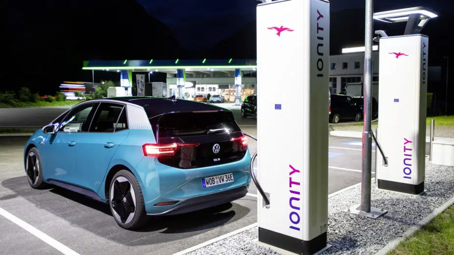 Volkswagen ID.3 a carregar em posto IONITY