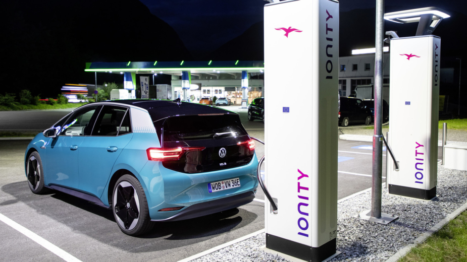 Volkswagen ID.3 a carregar em posto IONITY