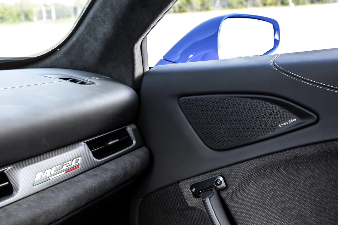 Detalhe interior, com emblema MC20