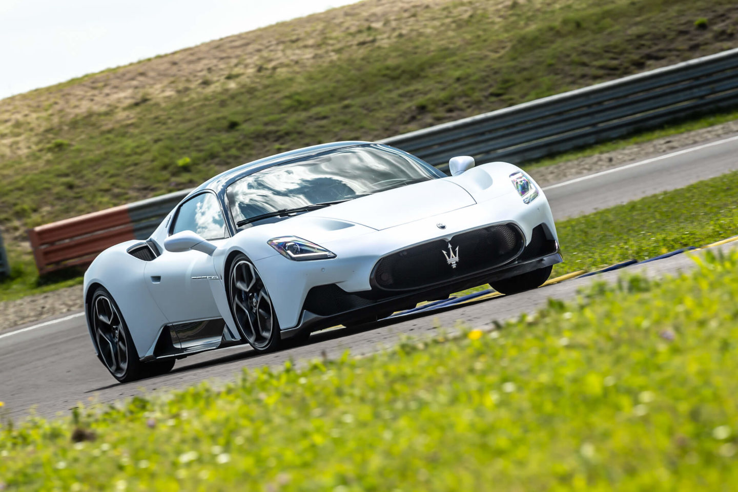 Maserati MC20 a curvar em circuito, frente