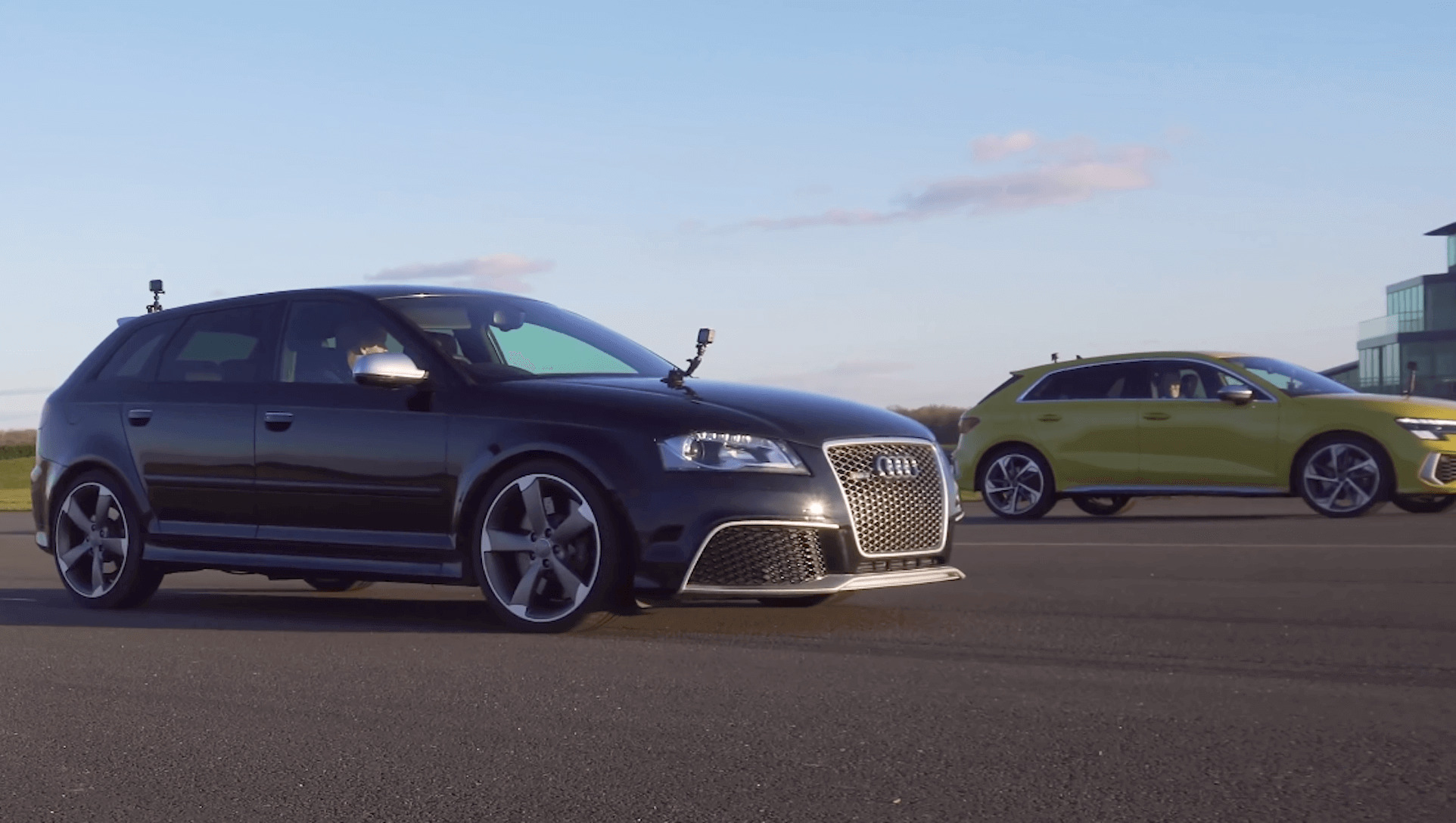 Drag race - Audi S3 Vs Audi RS3 1-2