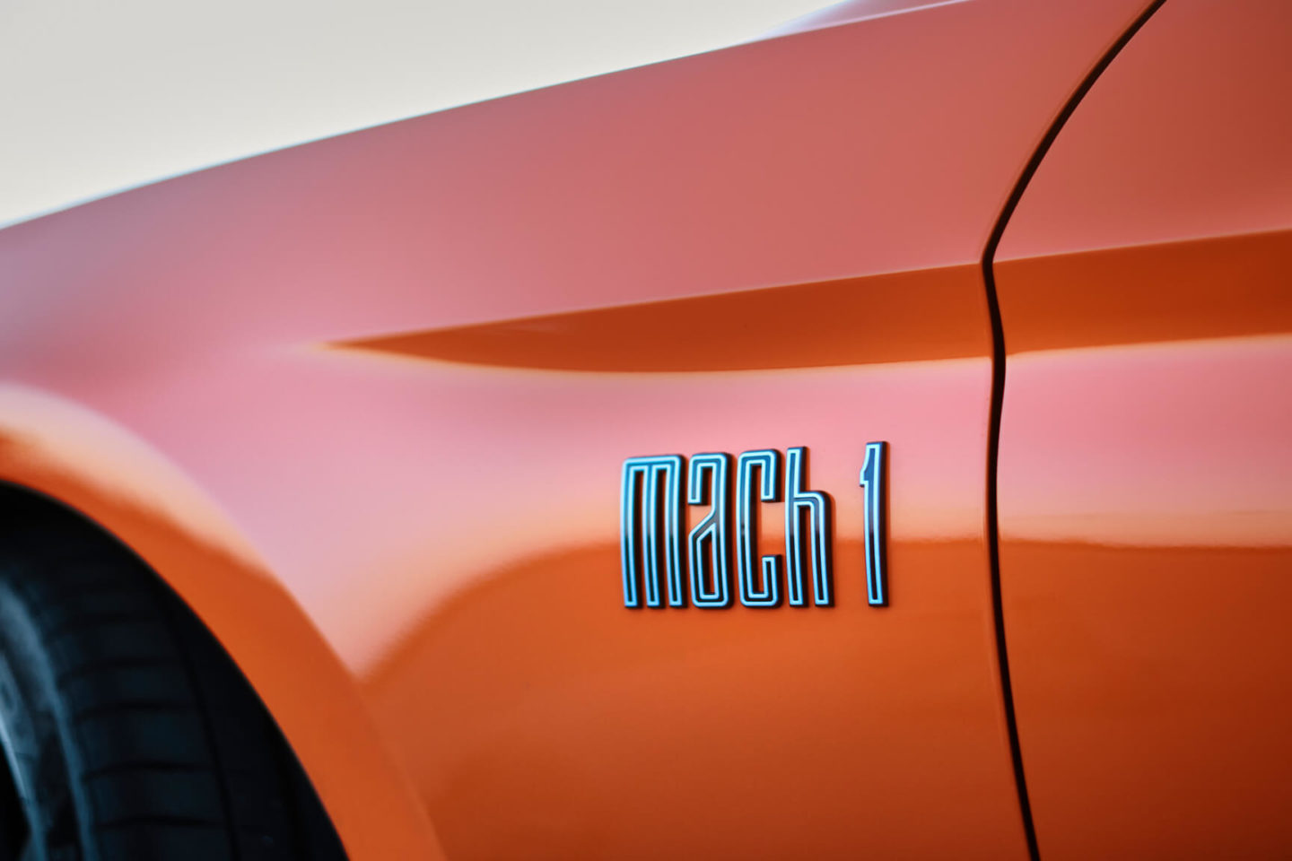 Emblema Mach 1 no guarda-lamas dianteiro
