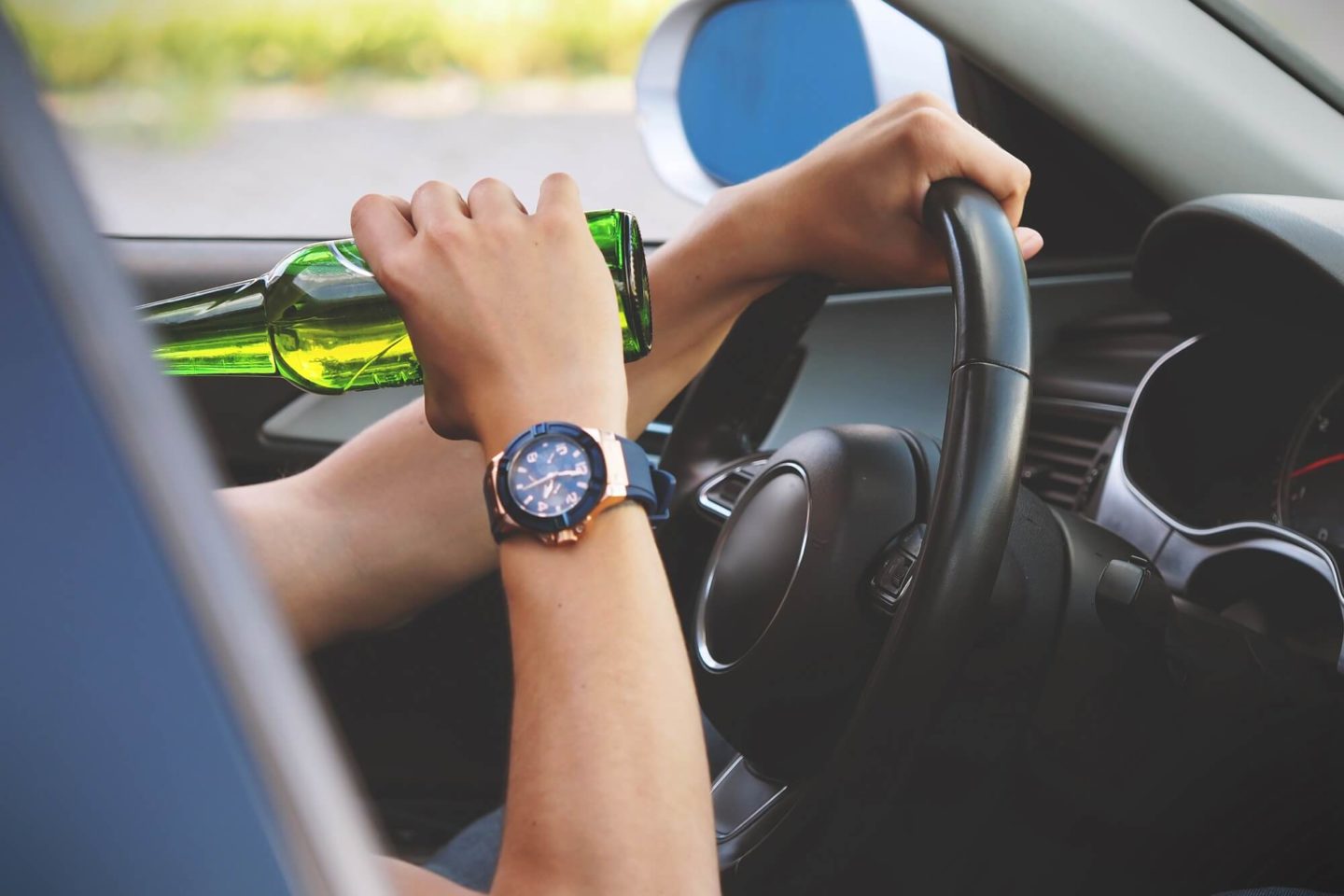 Pessoa a beber alcool ao volante