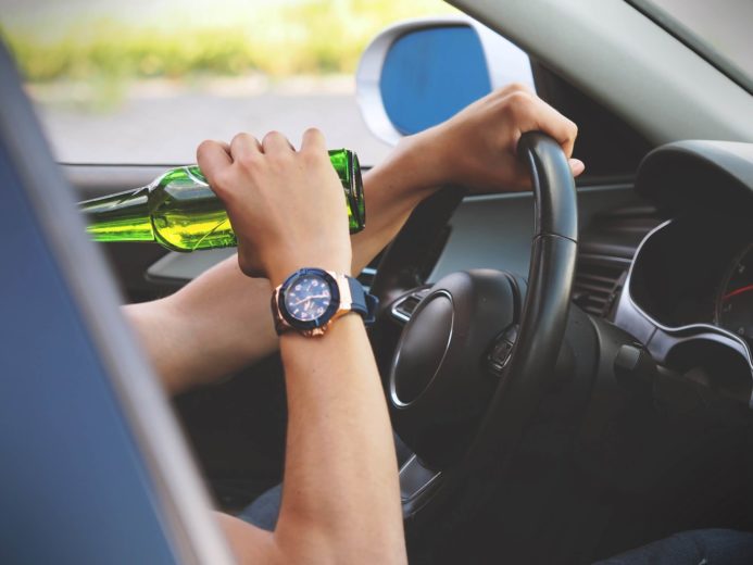 Pessoa a beber alcool ao volante