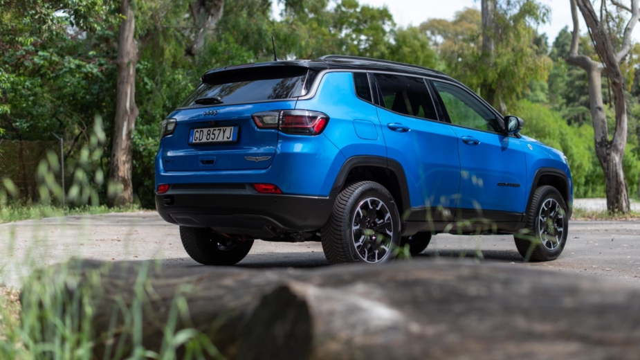 Testámos o Jeep Compass Trailhawk 4xe. Vale a pena eletrificar a “aventura”?