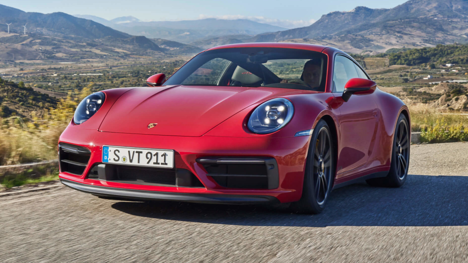 Novo Porsche 911 GTS chega com 480 cv e caixa manual