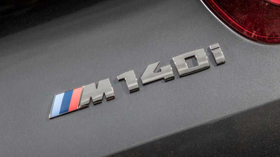 BMW M140i emblema