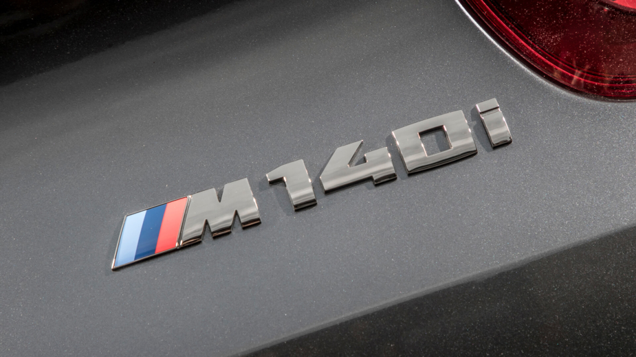 BMW M140i emblema