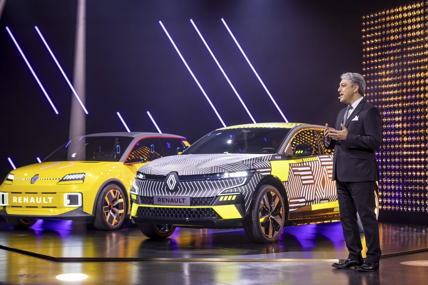 Luca de Meo, CEO da Renault ao lado do Mégane E-Tech e do 5 Prototype