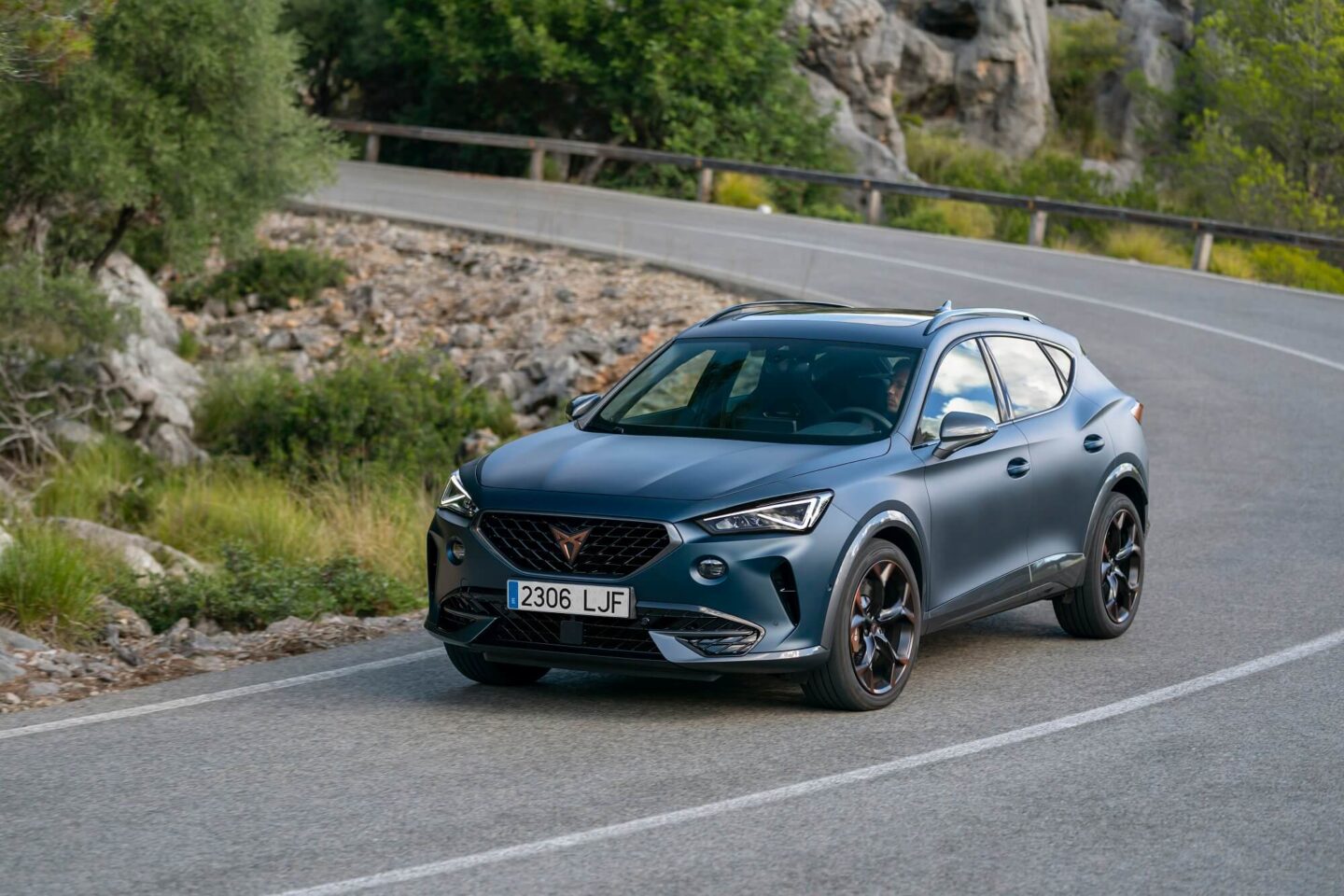 CUPRA Formentor frente 3/4 na estrada