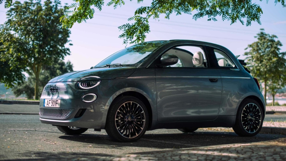 Testámos o novo Fiat 500C, exclusivamente elétrico. Mudança para melhor?