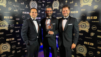 Guilherme Costa, Filipe Abreu e Diogo Teixeira com o troféu no International Motor Film Awards 2021