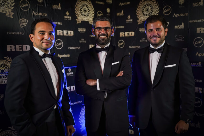 Guilherme Costa, Filipe Abreu e Diogo Teixeira com o troféu no International Motor Film Awards 2021