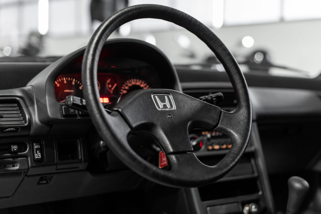 Honda CRX nacional com apenas 17 km procura novo dono