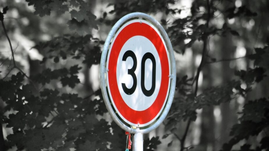 limite velocidade 30 km/h