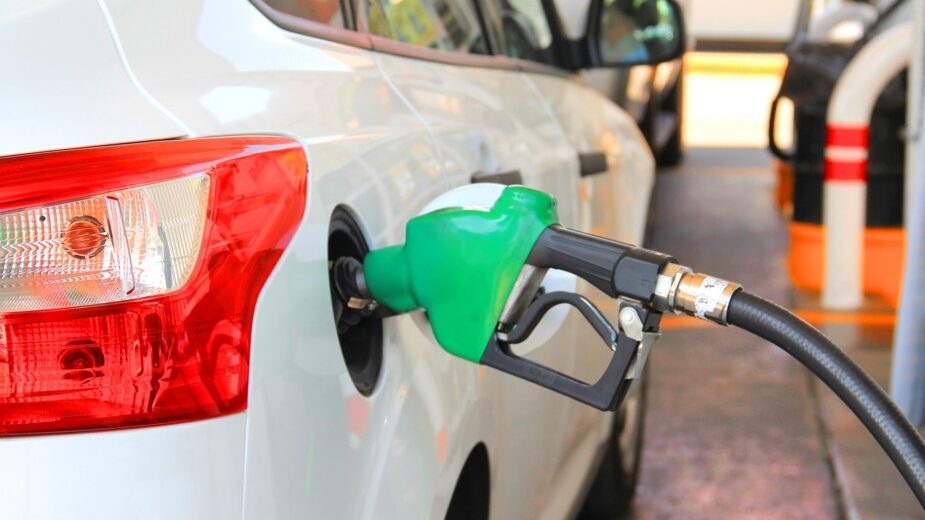 automóvel abastecer gasolina combustíveis
