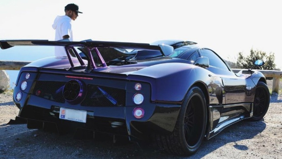 Hamilton vende Pagani Zonda personalizado, avaliado em R$ 12 milhões