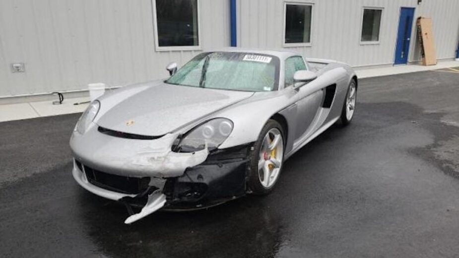 Porsche Carrera GT com danos na frente