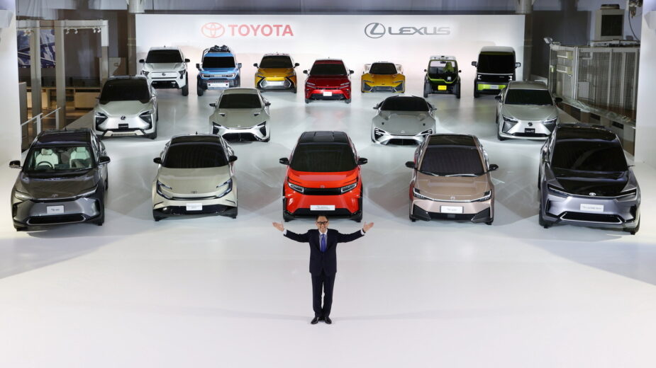Akio Toyoda à frente de 15 protótipos elétricos