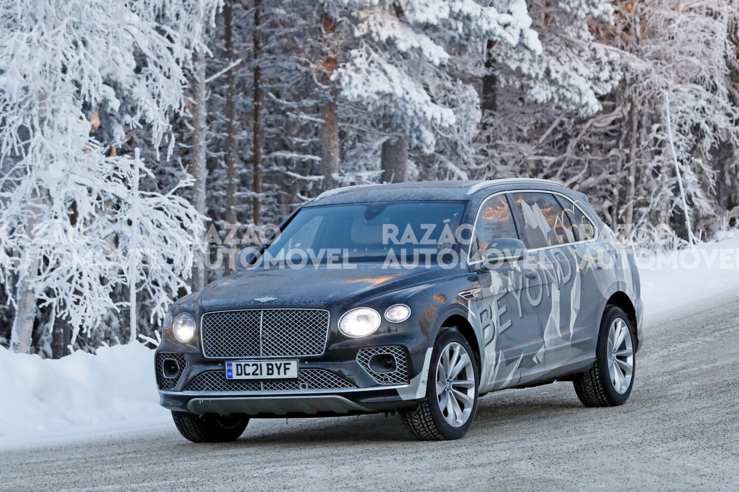 Bentley Bentayga longo fotos-espia