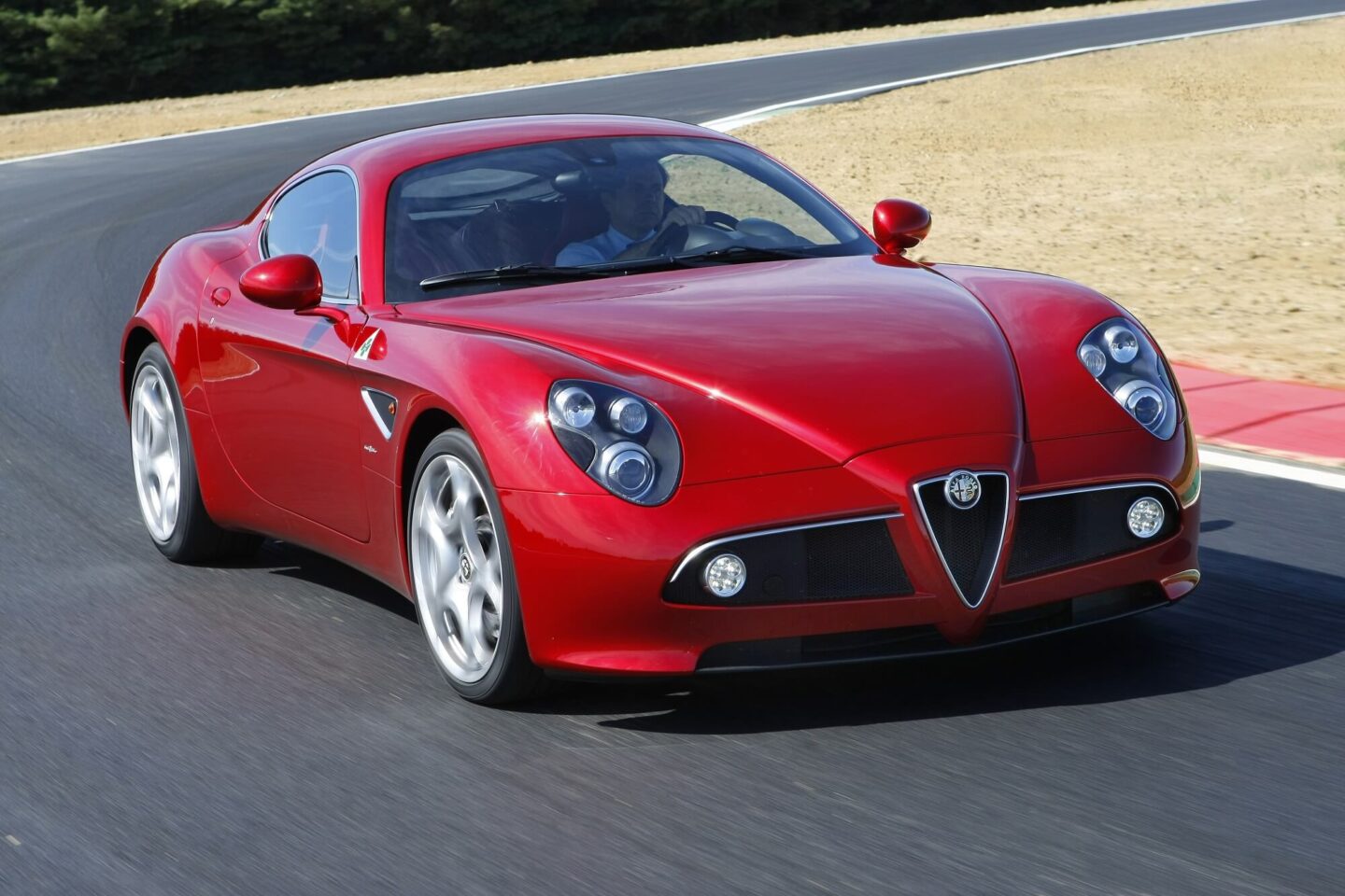 Alfa Romeo 8C Competizione, em circuito, frente