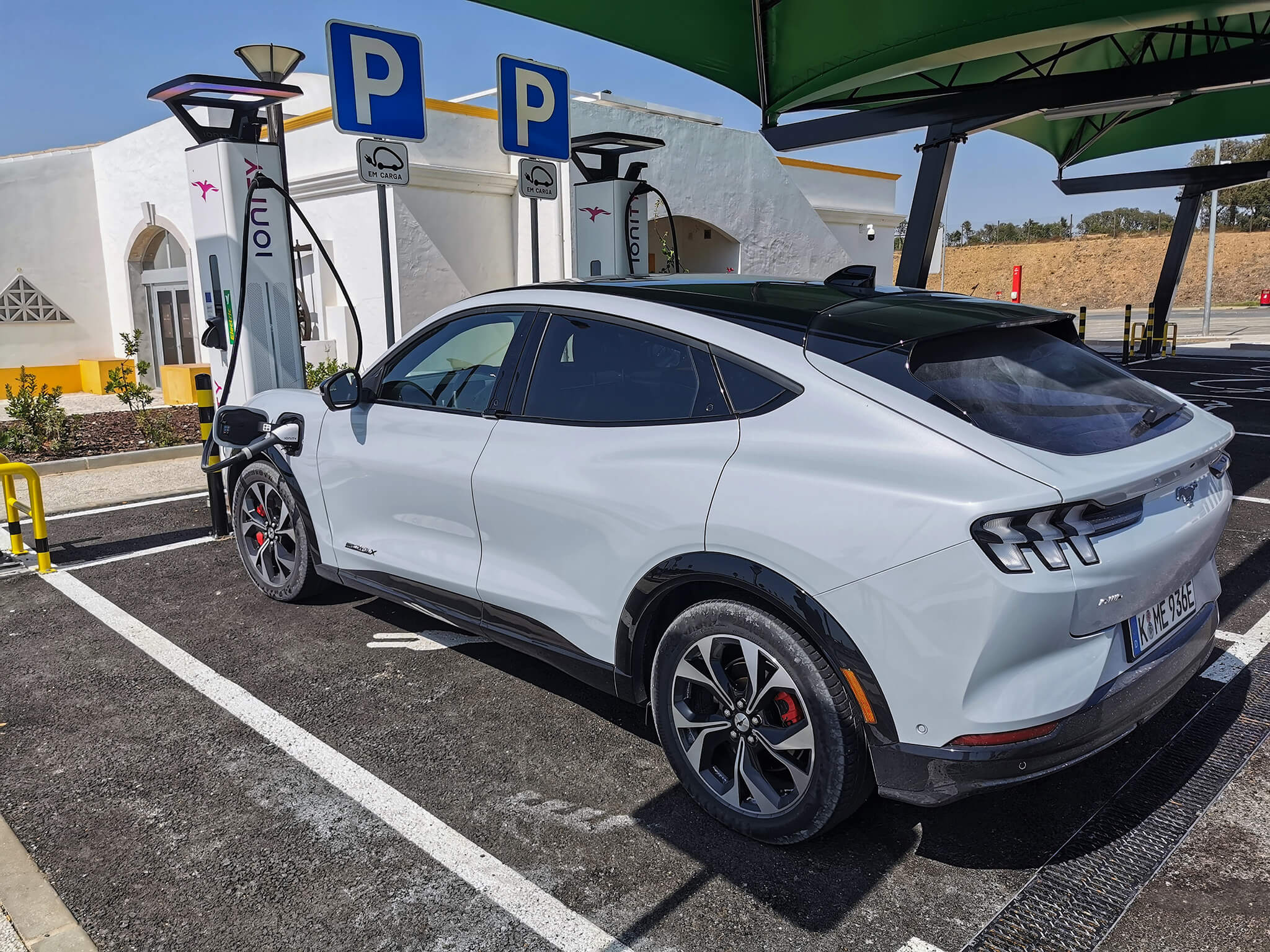 Ford Mustang Mach-E a carregar Ionity