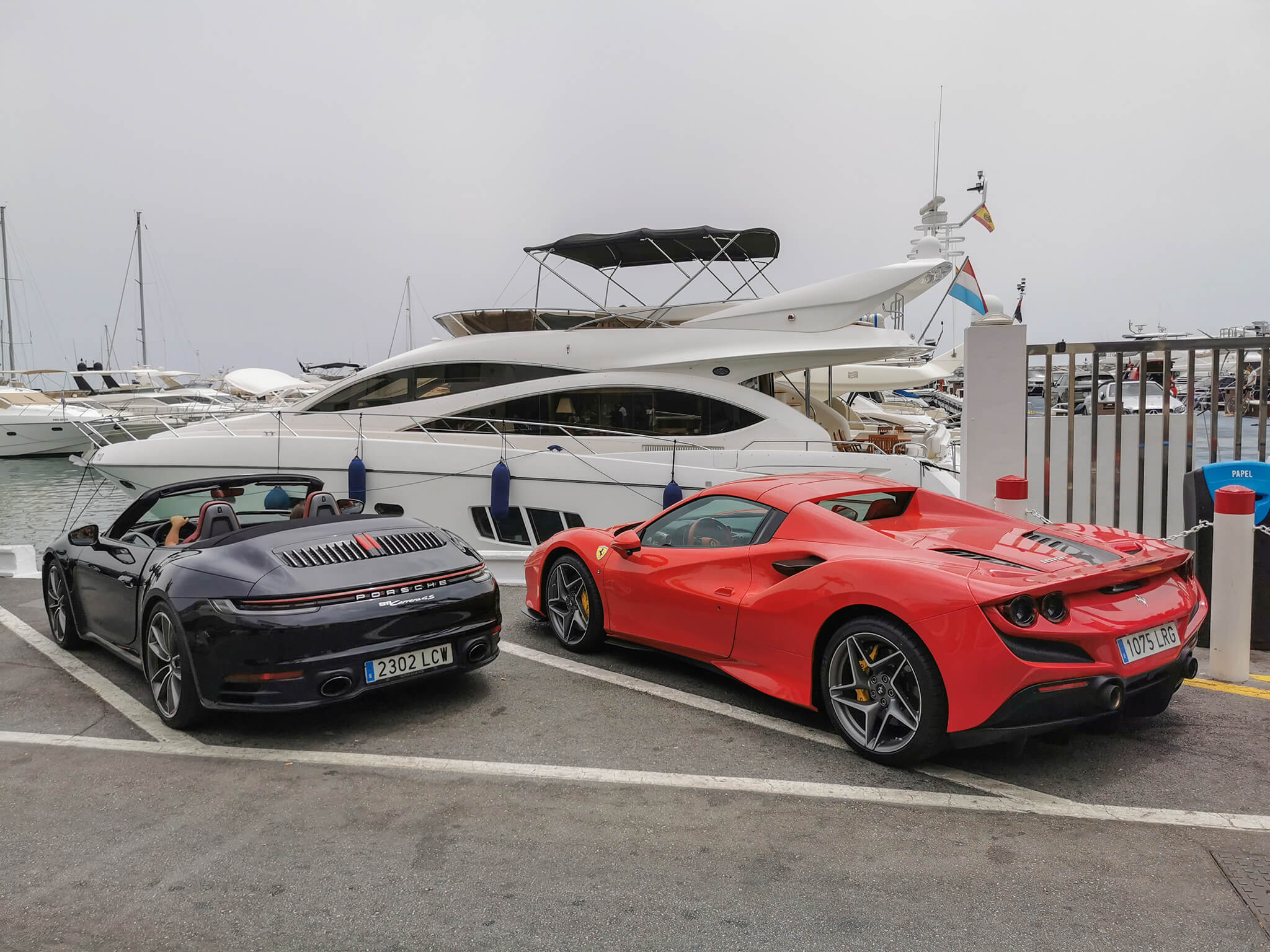 Puerto Banús. Ferrari F8 Tributo e Porsche 911 Cabriolet