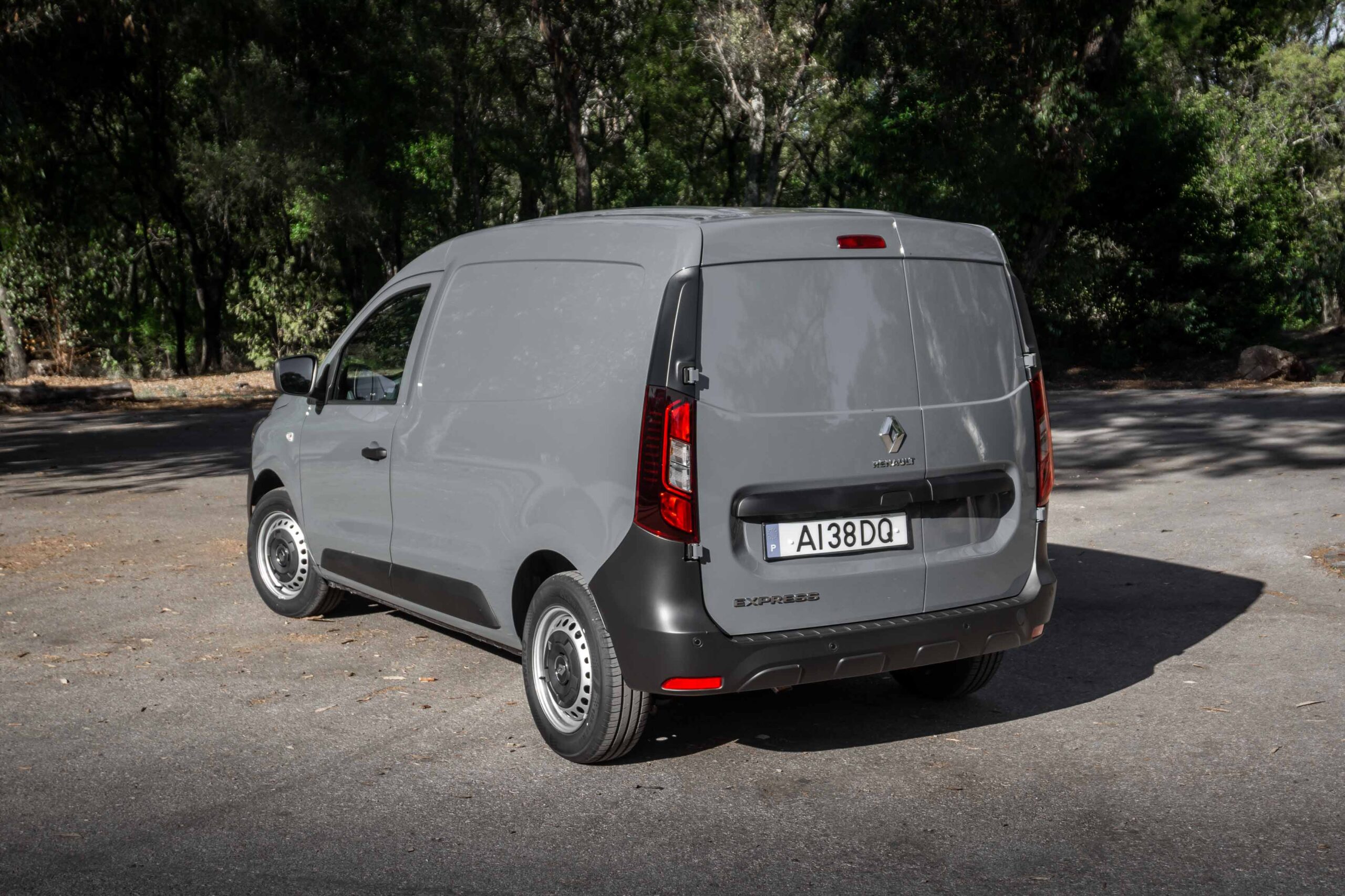 Novo Renault Kangoo elétrico tem o dobro de potência e roda até