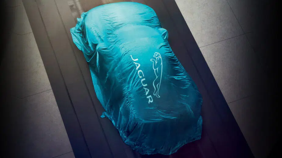 futuro jaguar elétrico tapado com pano