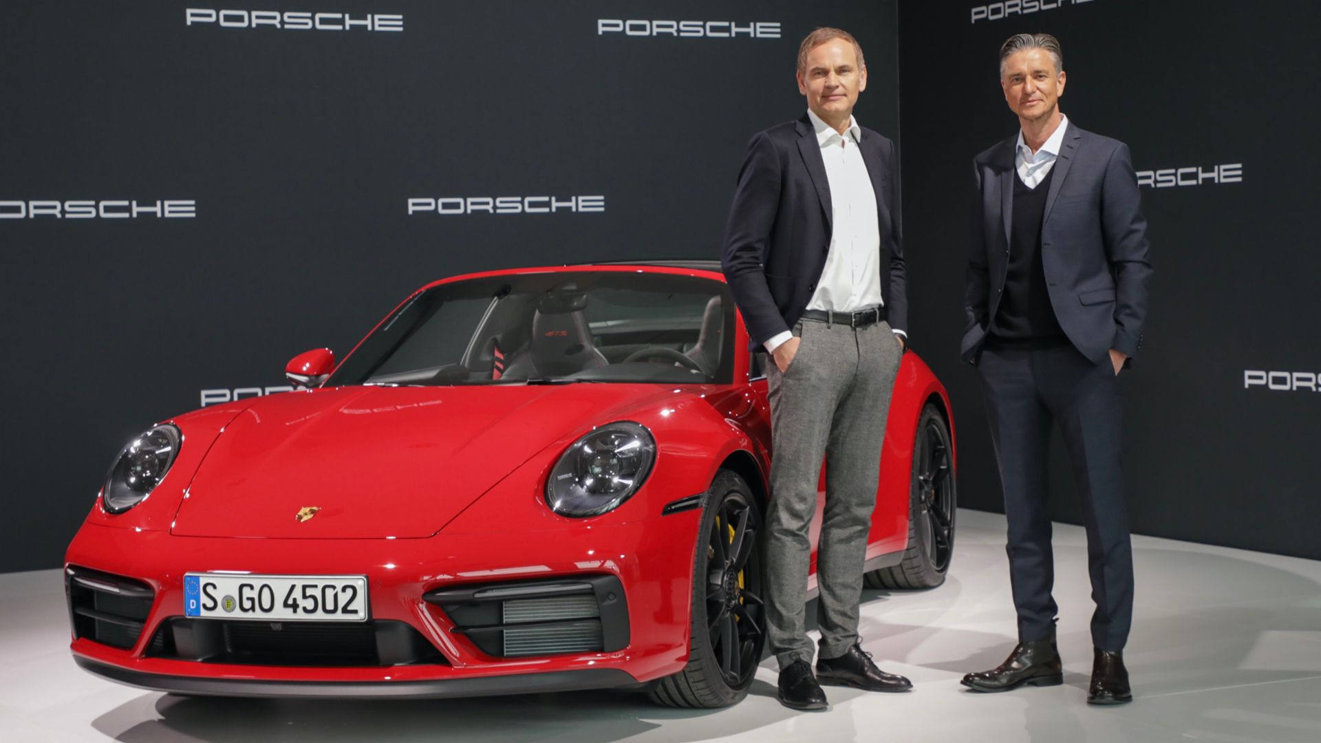 Oliver Blume, diretor executivo da Porsche AG; Lutz Meschke, Vice-Presidente do Conselho de Administração e Membro do Conselho de Administração para Finanças e IT; Porsche 911 Targa 4 GTS