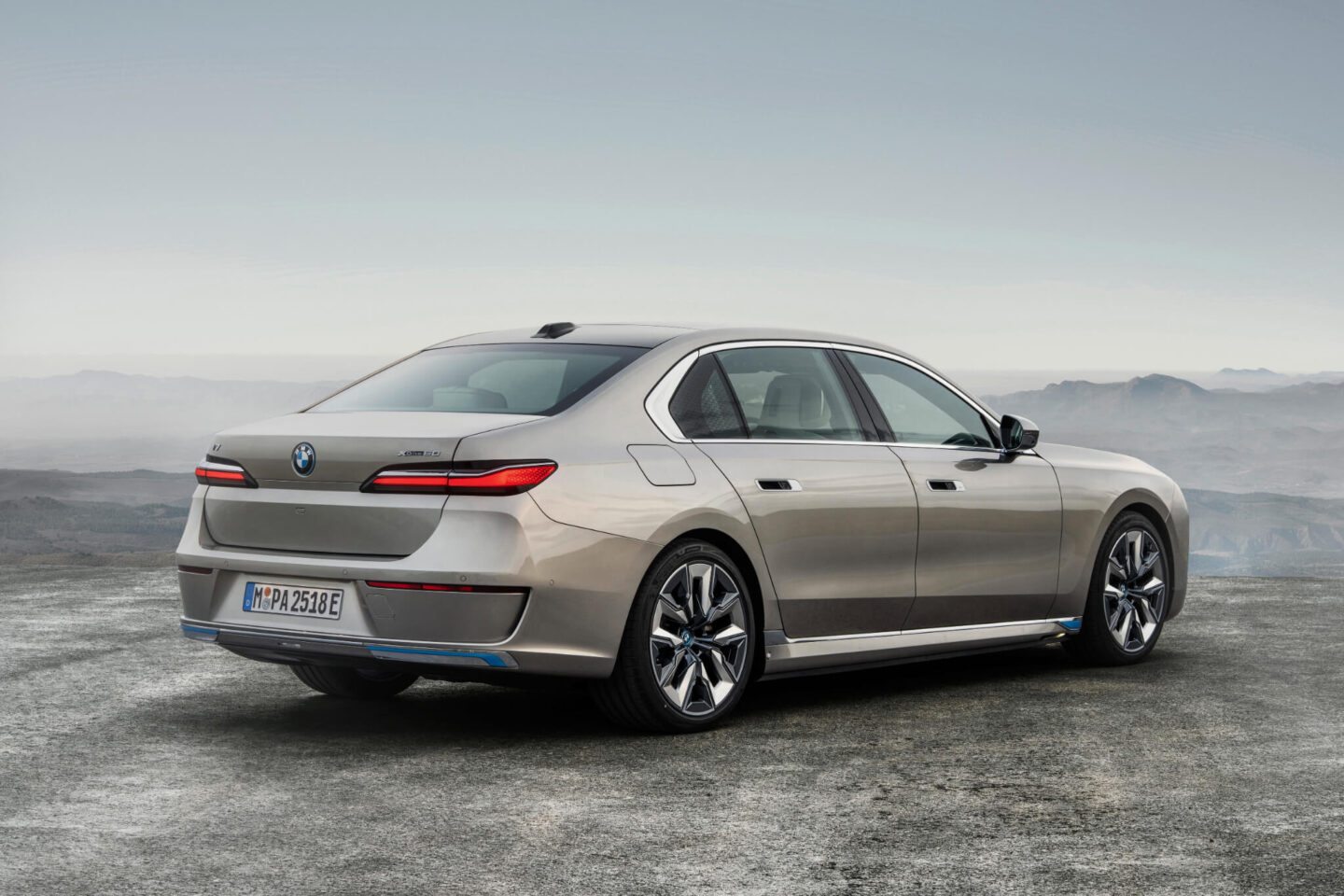 BMW i7