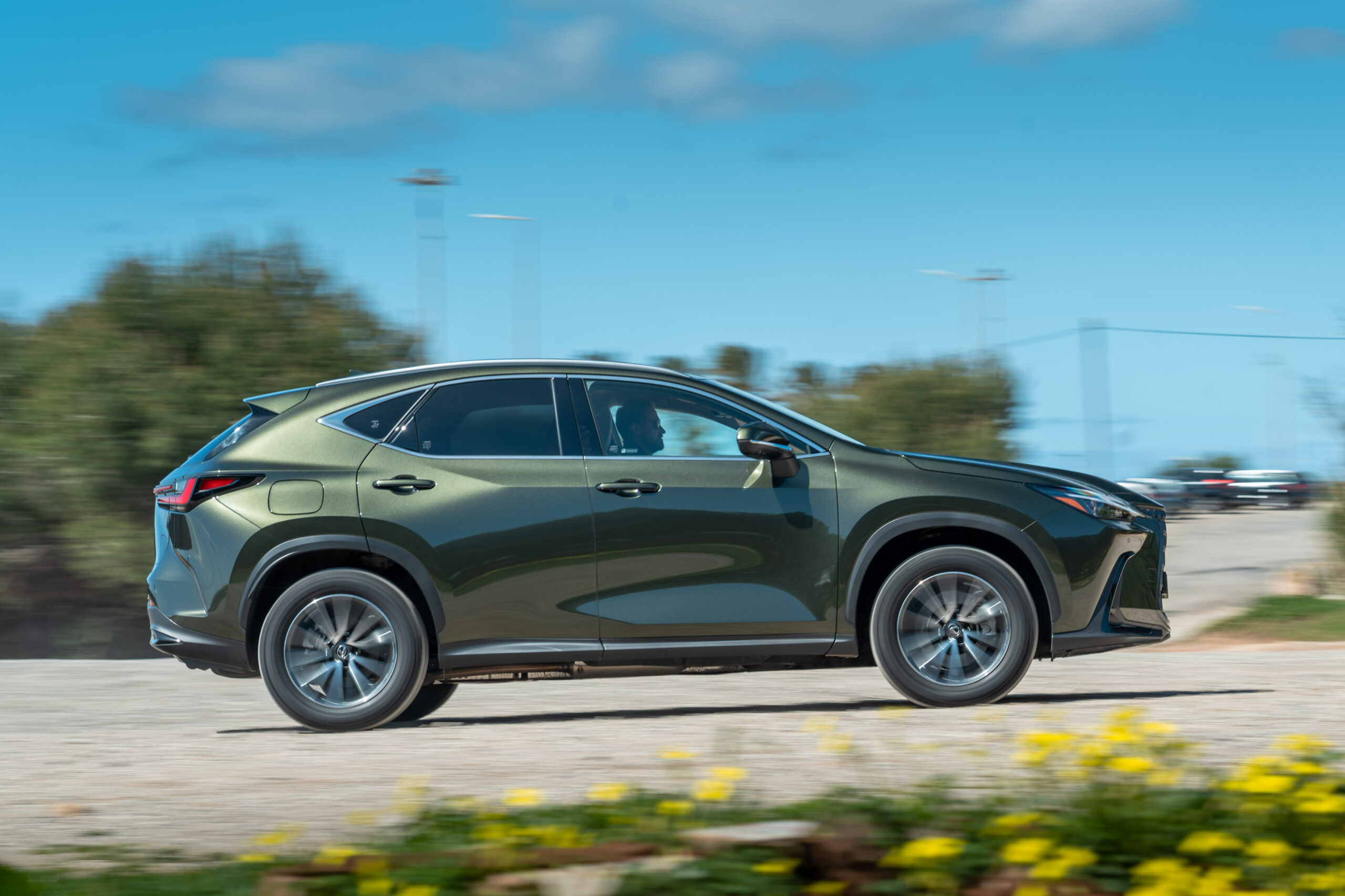 Lexus NX450h+ perfil