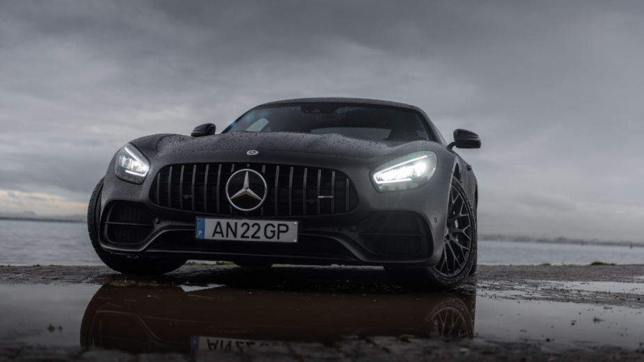 Resistir-lhe é inútil. Testámos o Mercedes-AMG GT Night Edition, o «lado negro da força»