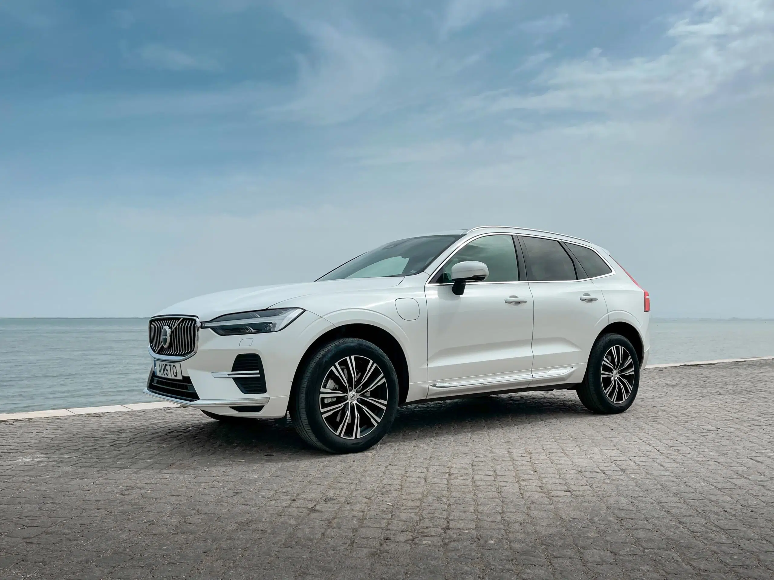 Volvo XC60 T6 Recharge, perfil