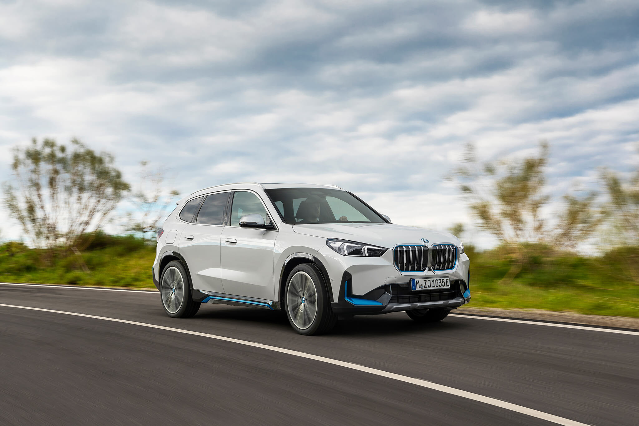 BMW X1 2023 PHEV tem autonomia elétrica de até 89 km