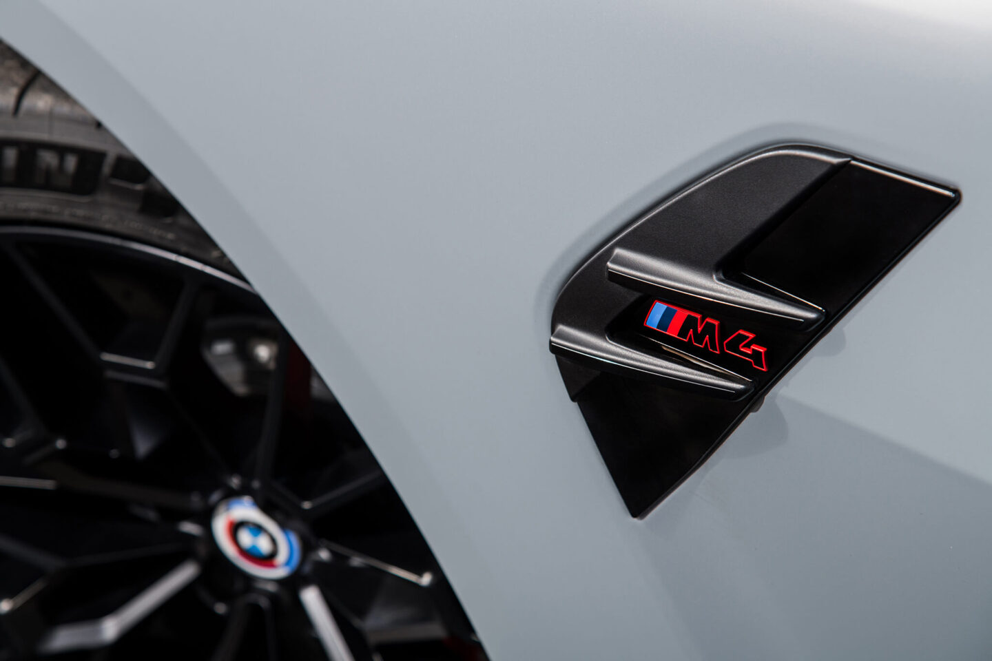 Emblema M4 CSL na lateral