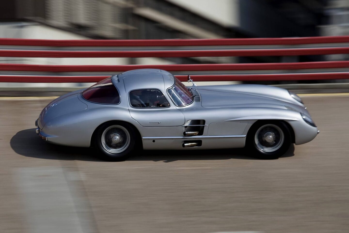 MB 300 SLR